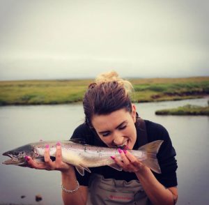 Andrea Þórey nagar veiðiuggann af Maríulaxinum. Myndina tók Þórarinn Ólafsson.