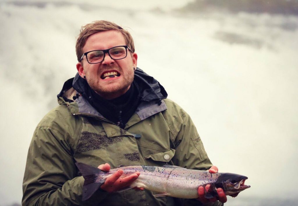 Kærastinn Þórarinn Ólafsson komst einnig á blað með sinn fyrsta lax. Fossinn Faxi í baksýn. Mynd Andrea Þórey.