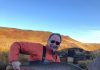 Settur öskureiður ofan í kistu